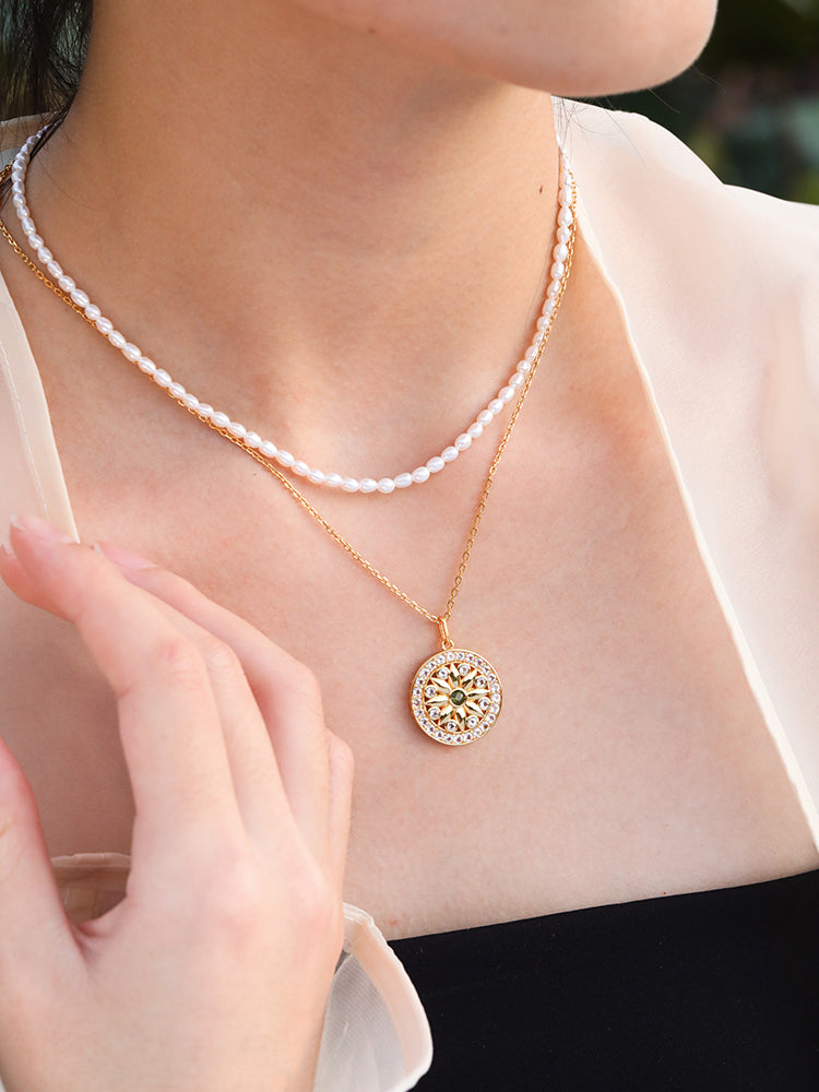 Minimalist feminine sunflower necklace